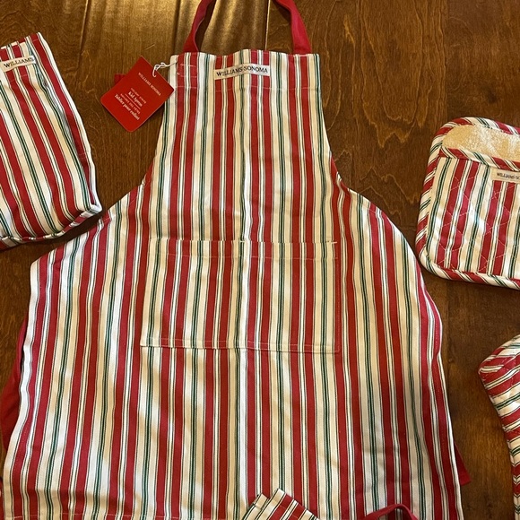 NWT 8 piece William Sonoma Holiday Stripe apron set for 4 w/ potholders - Picture 4 of 7